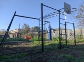 Уличный спортивный комплекс с рукоходом и качелью